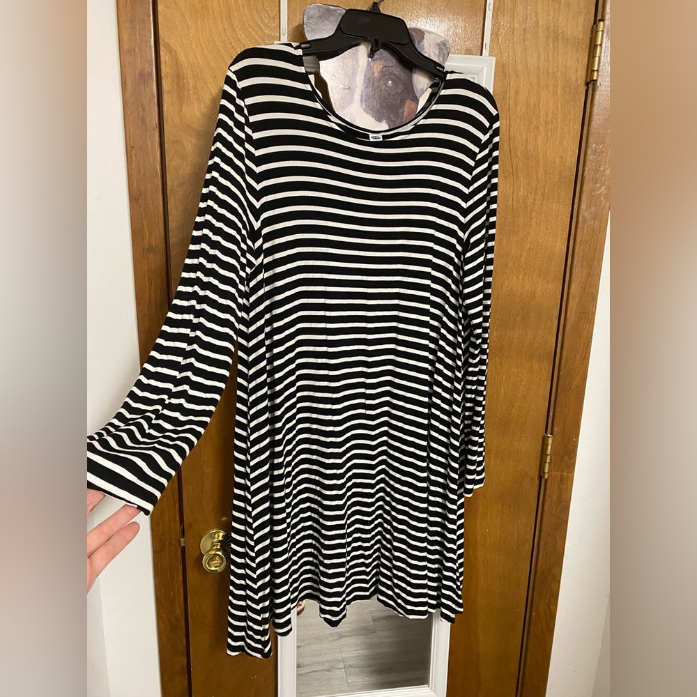 Old Navy Black and White Striped Drezs